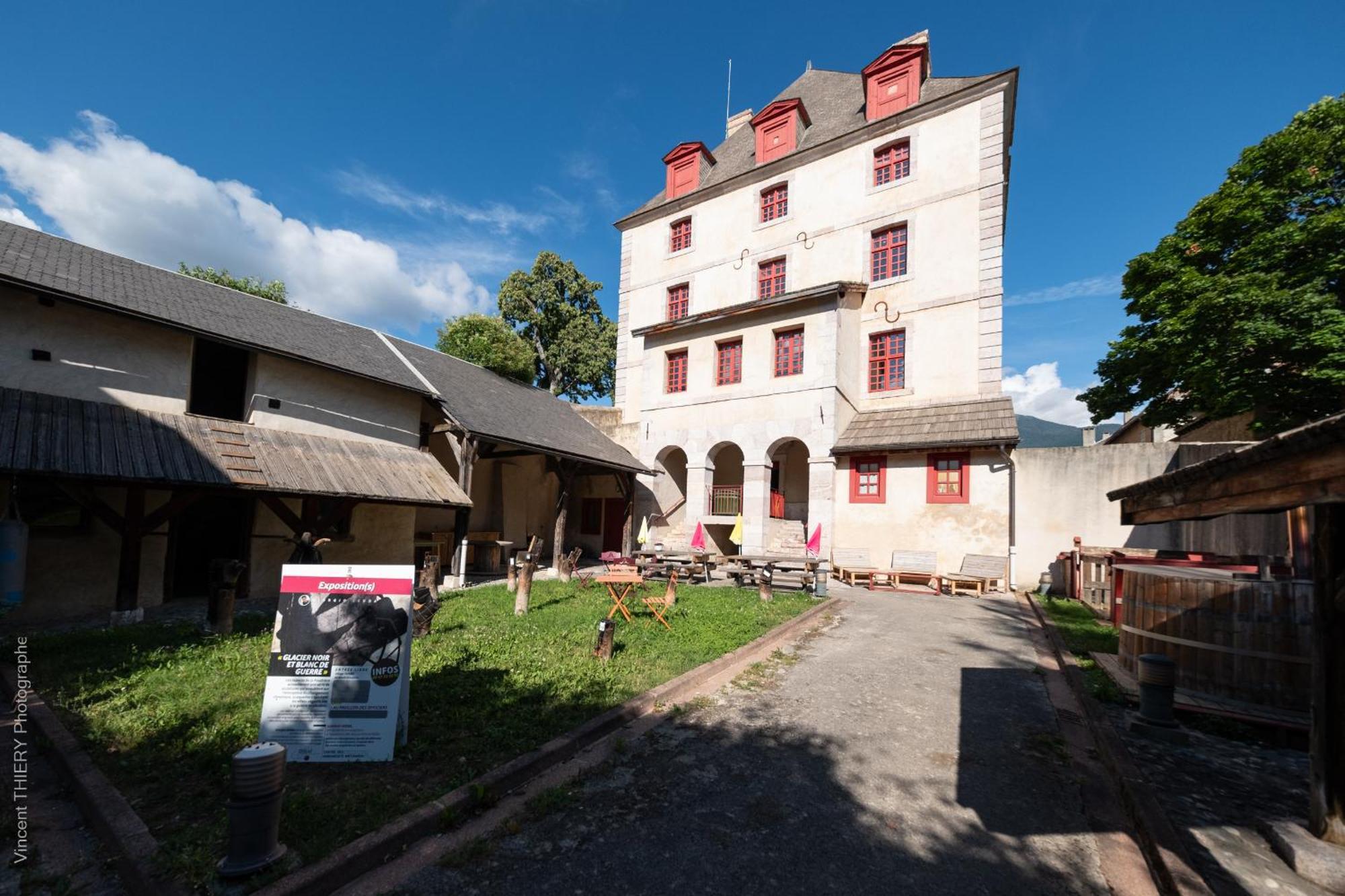 Le Pavillon Des Officiers